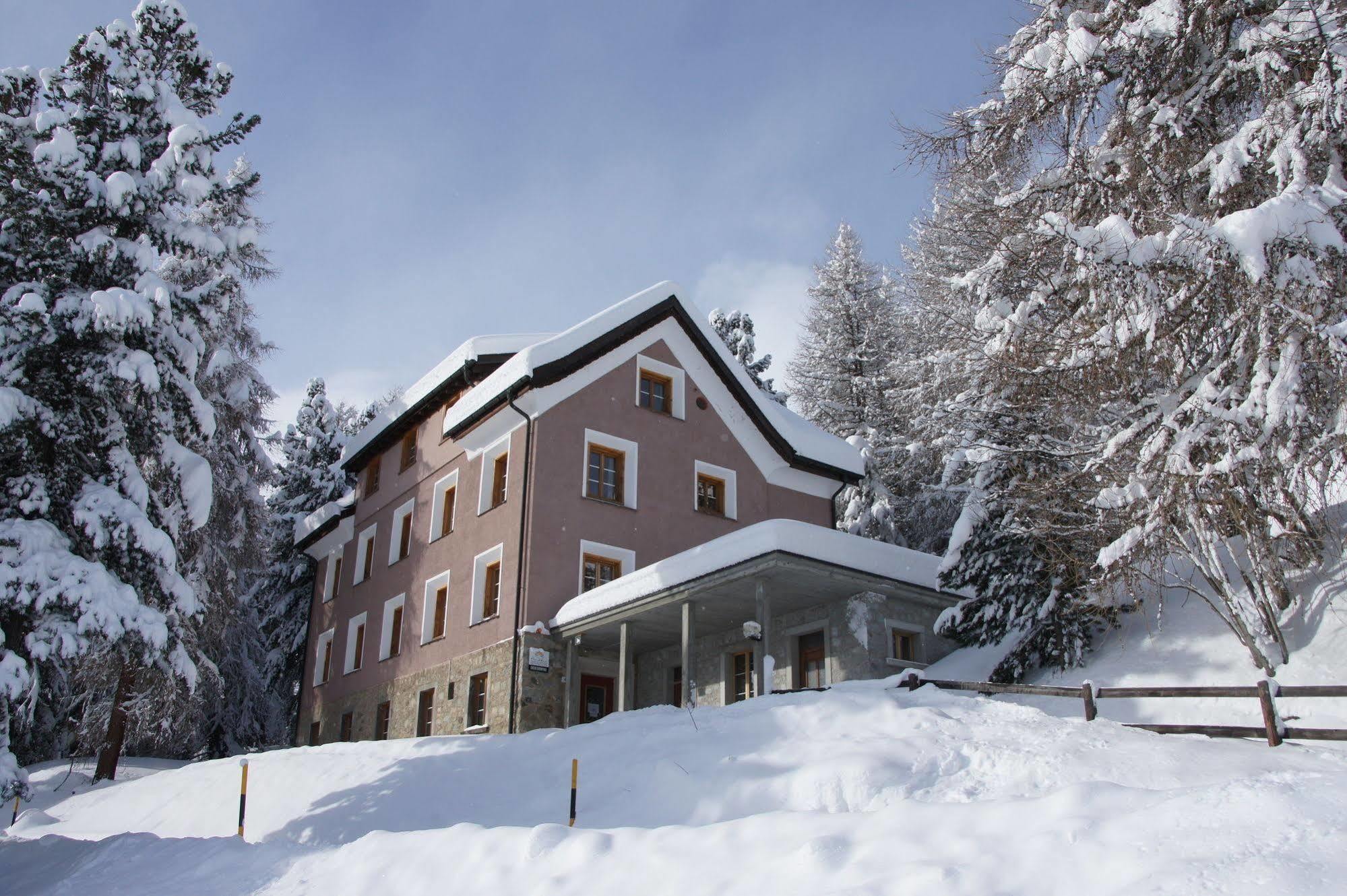 By Randolins छात्रावास St. Moritz